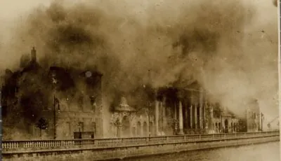 Les Four Courts 1 Les Four Courts bombardés pendant la Bataille de Dublin - Public Domain
