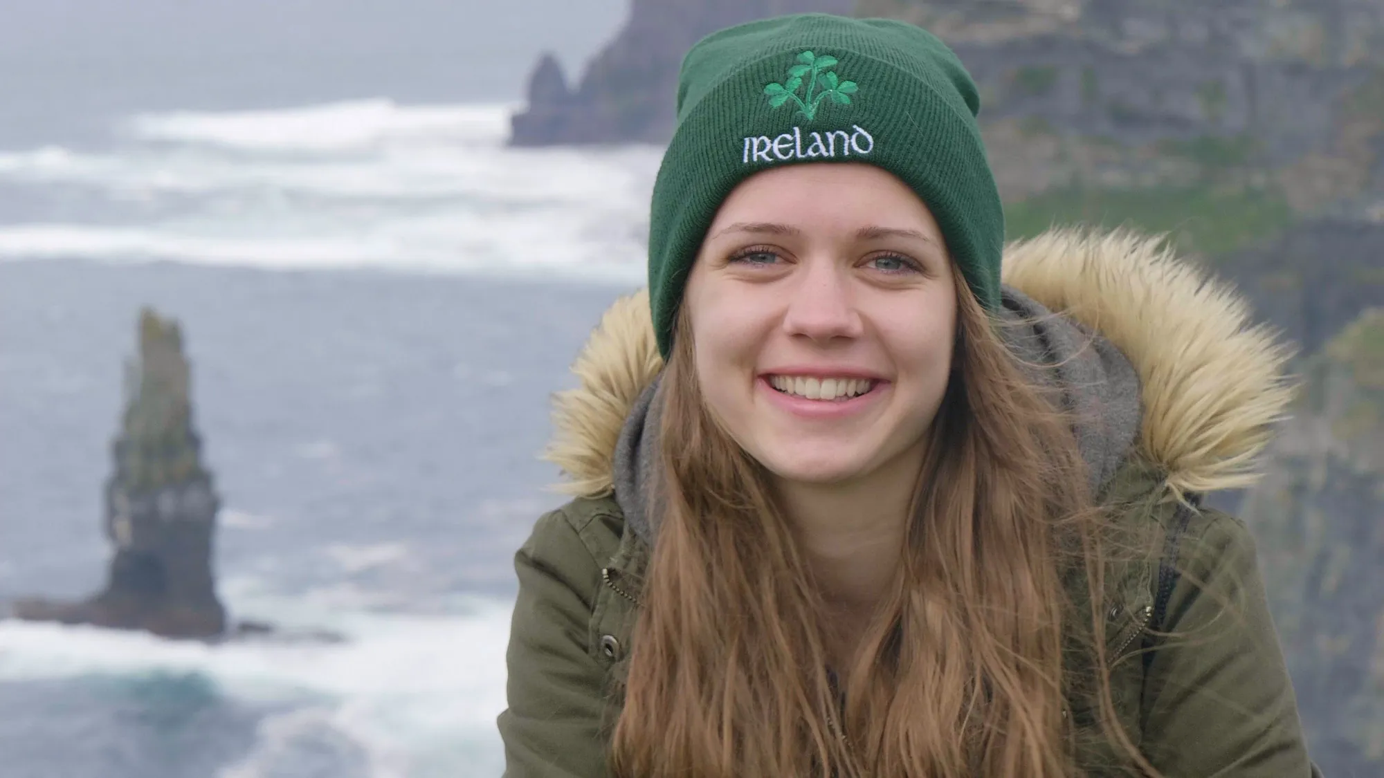 Une irlandaise face aux Falaises de Moher - © 4kclips