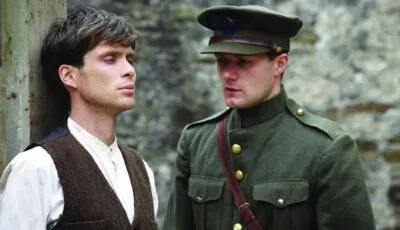 Pádraic Delaney 1 Pádraic Delaney à droite dans le film Le Vent se Lève