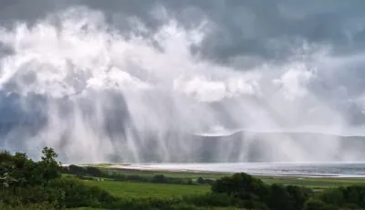 La parka : l'incontournable pour voyager en Irlande 1 Pluie irlandaise dans le comté de Kerry - © Eimantas