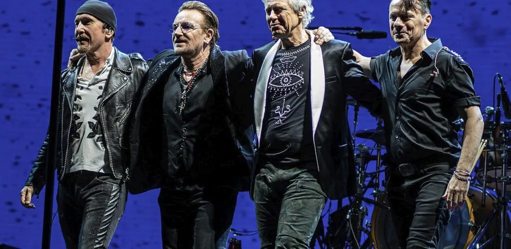 U2 joue pour la première fois « Atomic City » en pleine rue à Las Vegas