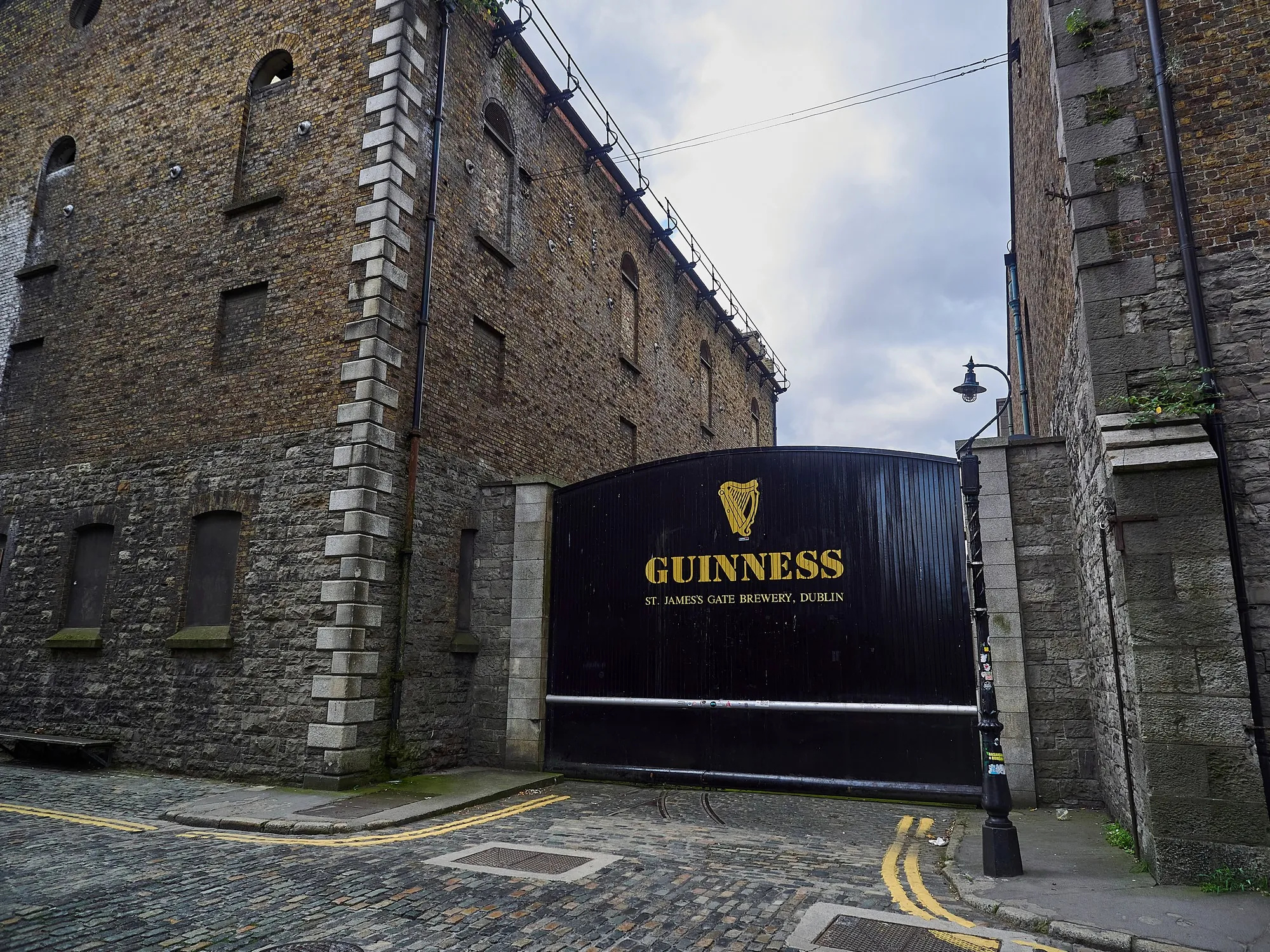 La St James Gate à Dublin, près du Guinness Storehouse - © Jens