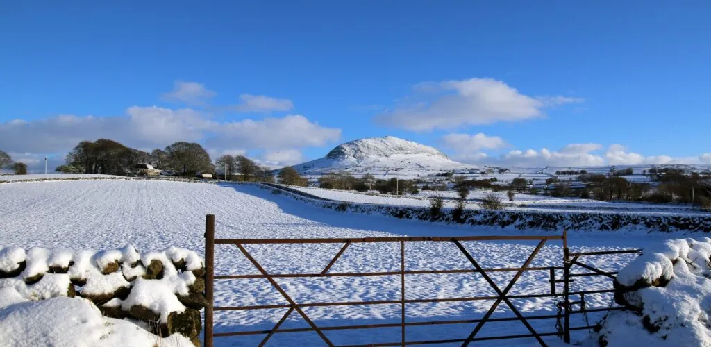 5 raisons de partir découvrir l'Irlande en hiver 1 La Slemish Mountain sous la neige - © Creative Landscapes