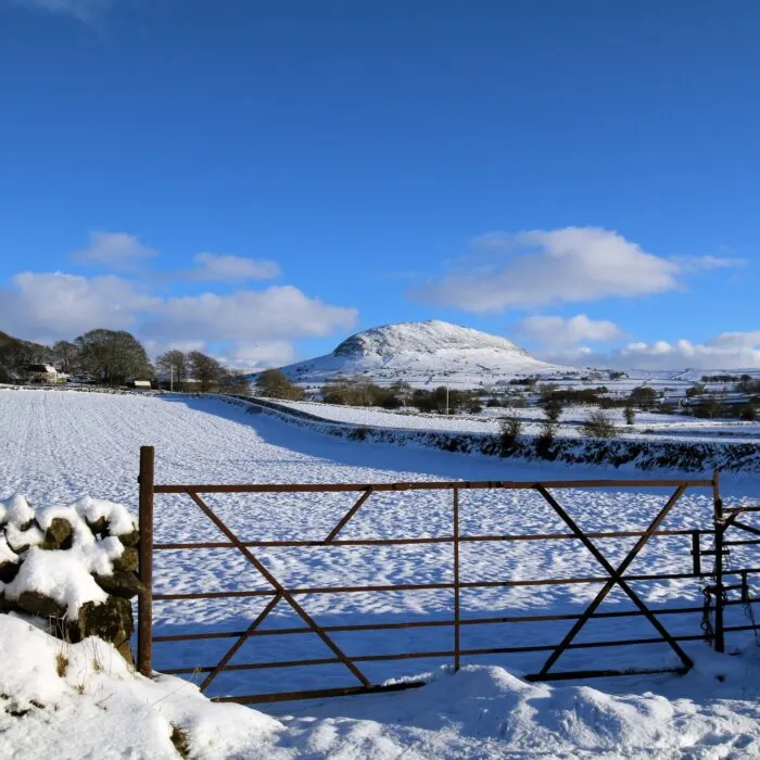La Slemish Mountain sous la neige - © Creative Landscapes
