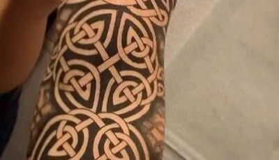 Tatouages d'entrelacs irlandais