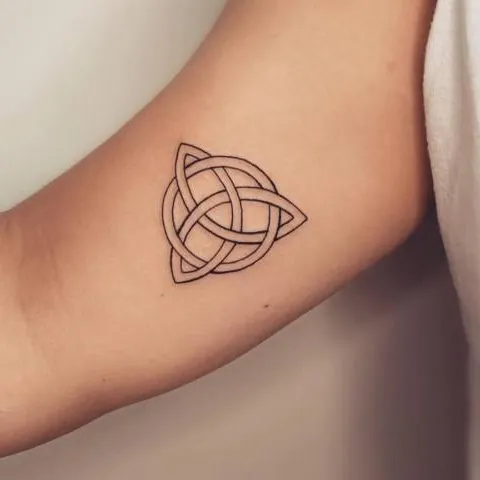 Les tatouages irlandais : les idées les plus inspirantes 13 Tattoo Triquetra
