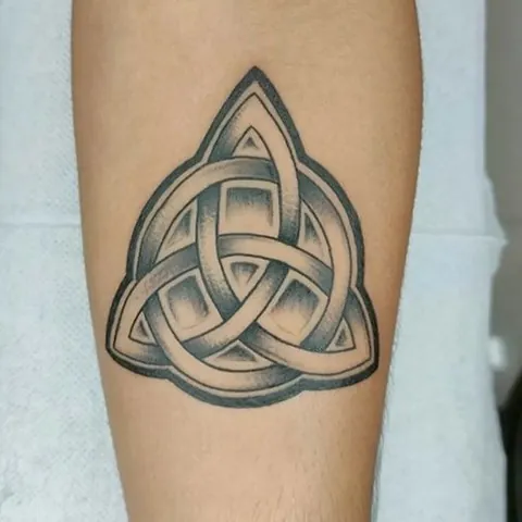 Les tatouages irlandais : les idées les plus inspirantes 14 Tattoo Triquetra