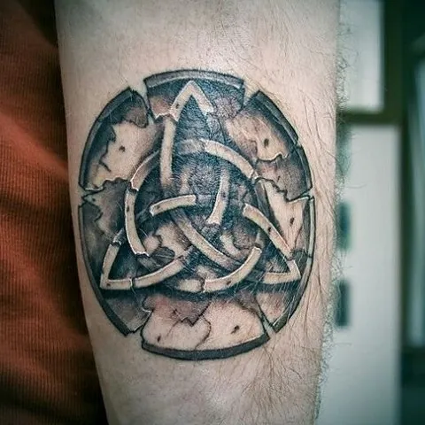 Les tatouages irlandais : les idées les plus inspirantes 15 tatoo triquetra
