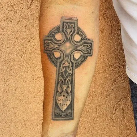 Les tatouages irlandais : les idées les plus inspirantes 17 tattoo celtic cross 1