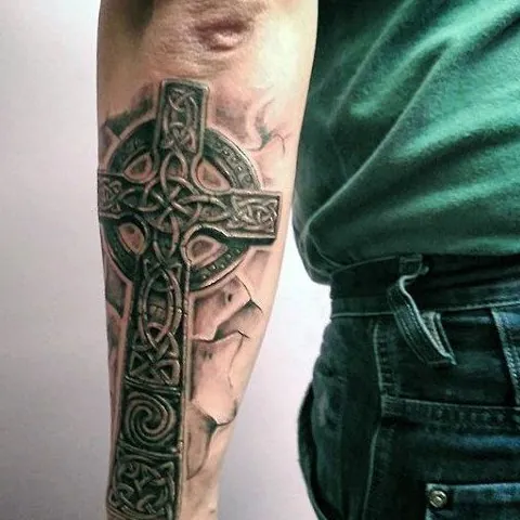 Les tatouages irlandais : les idées les plus inspirantes 18 tattoo celtic cross 2