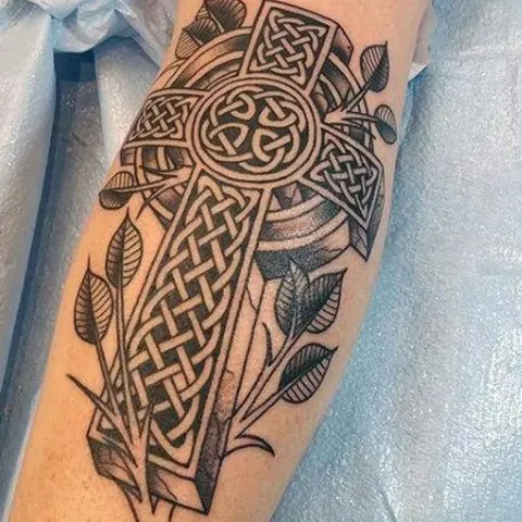 Les tatouages irlandais : les idées les plus inspirantes 16 Tattoo de croix celtique
