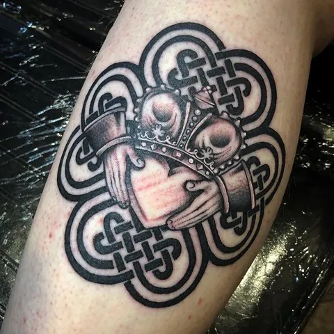 Les tatouages irlandais : les idées les plus inspirantes 23 Tattoo Claddagh