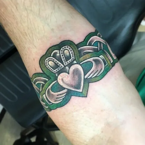 Les tatouages irlandais : les idées les plus inspirantes 22 Tattoo Claddagh