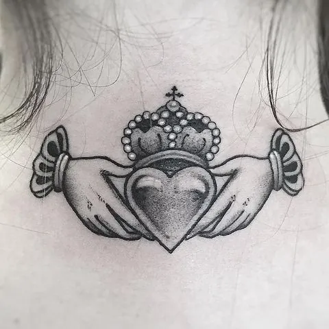Les tatouages irlandais : les idées les plus inspirantes 24 Tattoo Claddagh