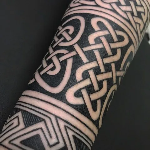 Les tatouages irlandais : les idées les plus inspirantes 6 Tatouages en Entrelacs