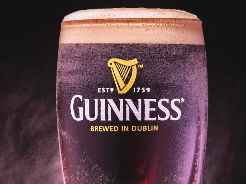 Le cocktail Black and Black - https://shaunlang.com/guinness