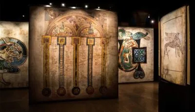 Trinity College à Dublin : la visite de la Vieille Bibliothèque vaut-elle le coup malgré sa restauration actuelle ? 1 Le Book of Kells Experience