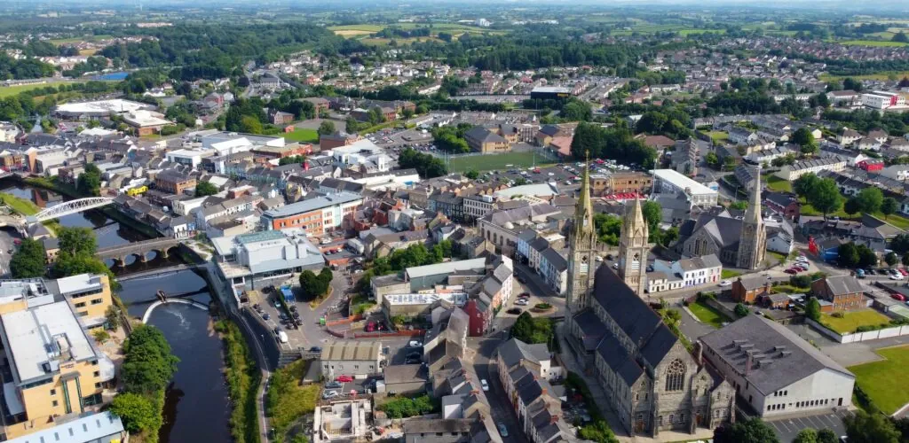 Irlande du Nord : la ville d&rsquo;Omagh exposée au « Hum », un son mystérieux qui survient chaque nuit
