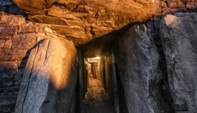 La lumière pénètre dans Newgrange à l'occasion du solstice d'hiver - ©Fáilte Ireland/Tourism Ireland