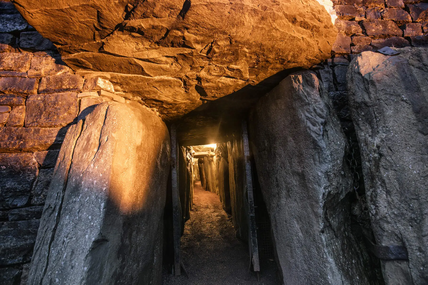 La lumière pénètre dans Newgrange à l'occasion du solstice d'hiver - ©Fáilte Ireland/Tourism Ireland