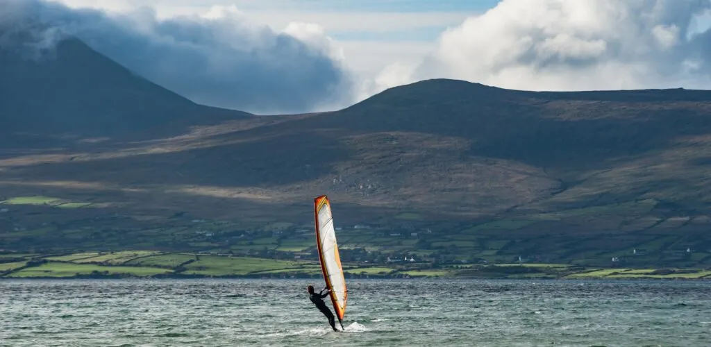 Les 6 plus belles destinations pour le windsurf en Irlande 1 Du windsurf en Irlande - © Gabriel Cassan