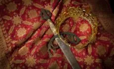 Une épée et une couronne - Canva Pro