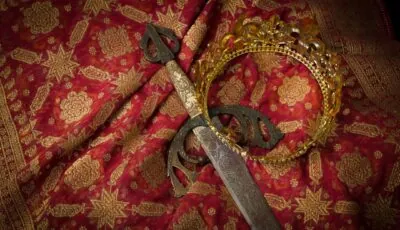 Une épée et une couronne - Canva Pro