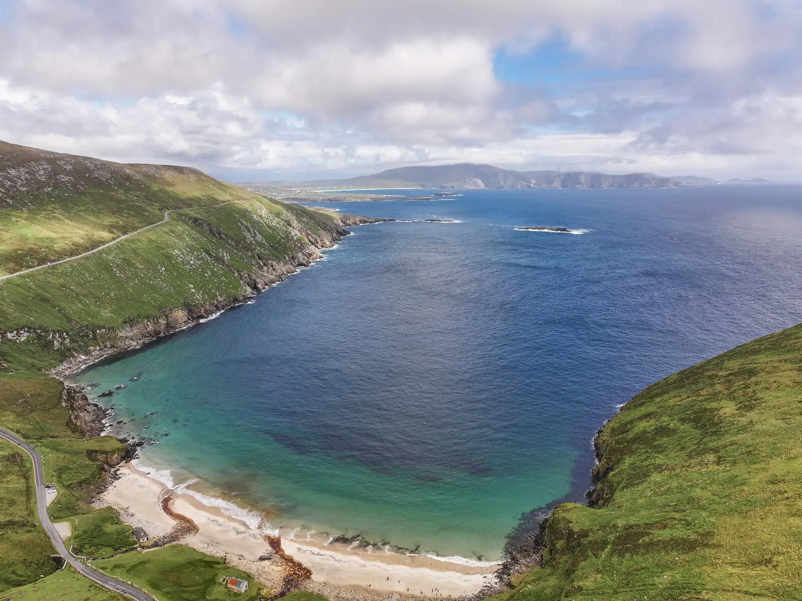 Vue aérienne de Keem Bay sur Achill Island - © Big Style Media - Fáilte Ireland