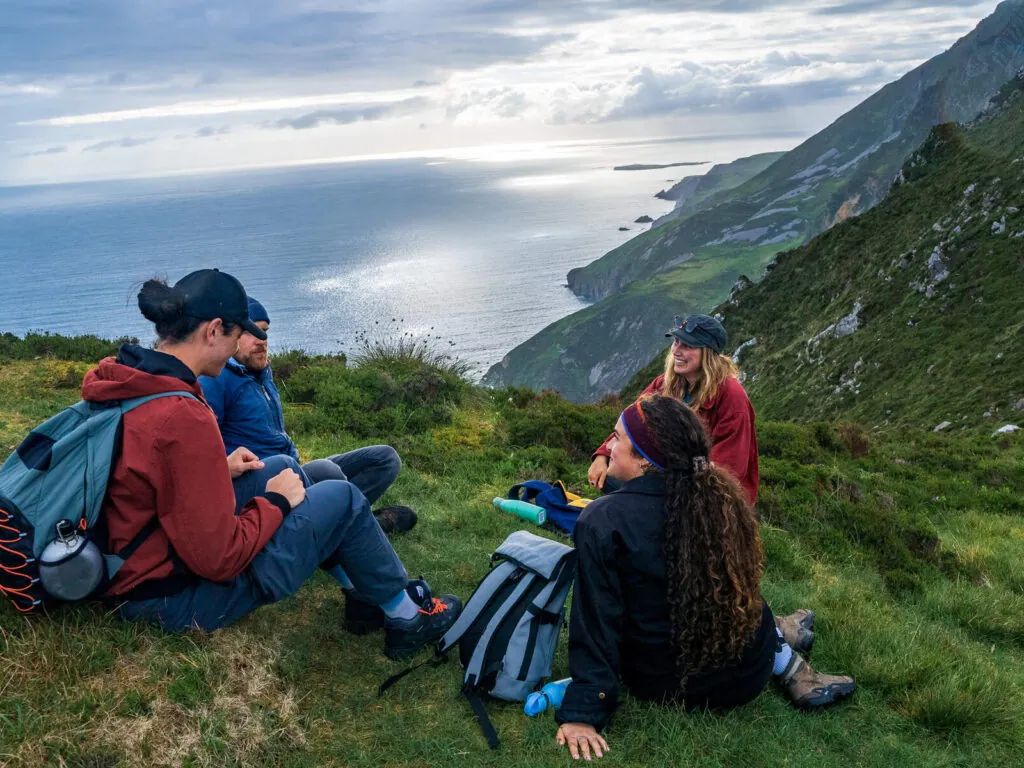 Des randonneurs face à Slieve League - © Big Style Media - Fáilte Ireland