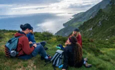 Des randonneurs face à Slieve League - © Big Style Media - Fáilte Ireland