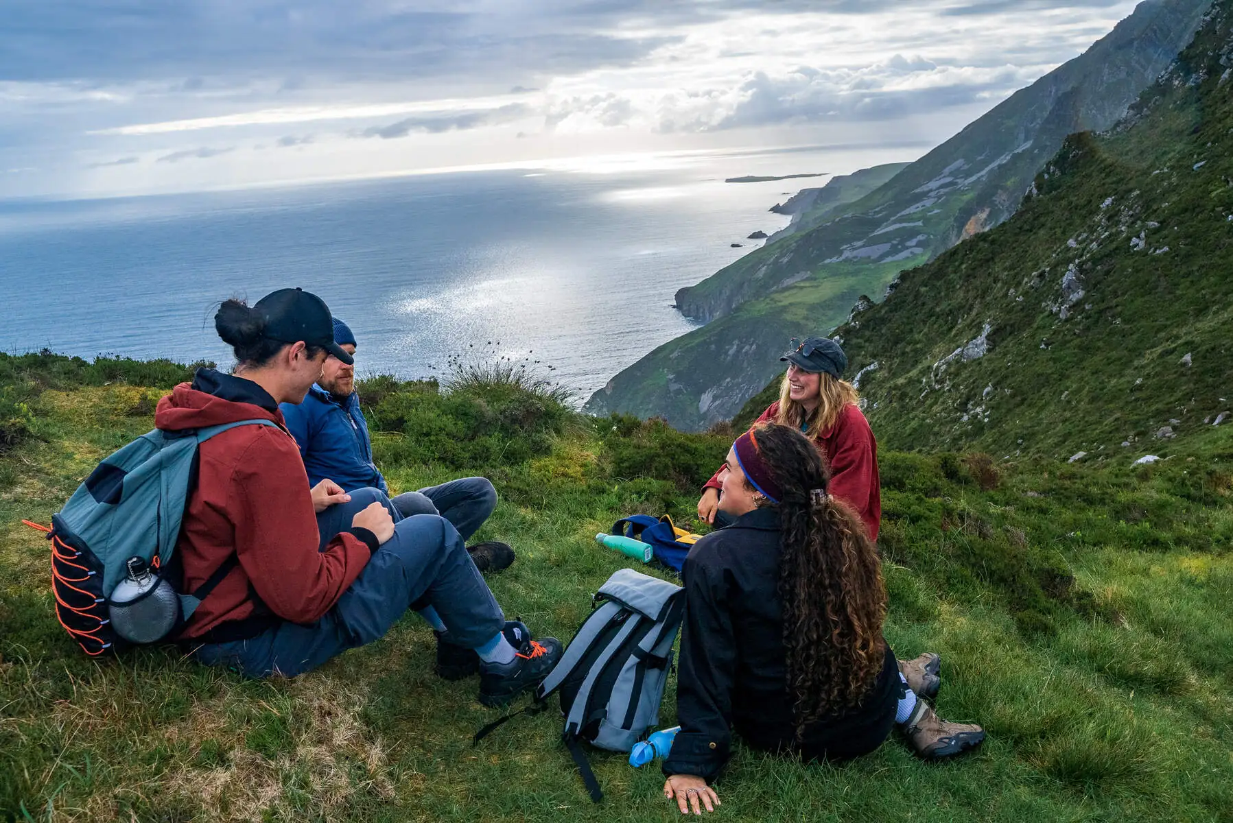 Des randonneurs face à Slieve League - © Big Style Media - Fáilte Ireland