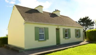 4-Bed Cottage in Co Galway 5 minutes from Beach