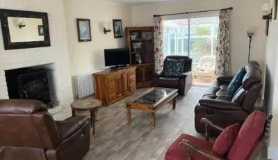 Cozy seaside home,3 minute walk to village/beach