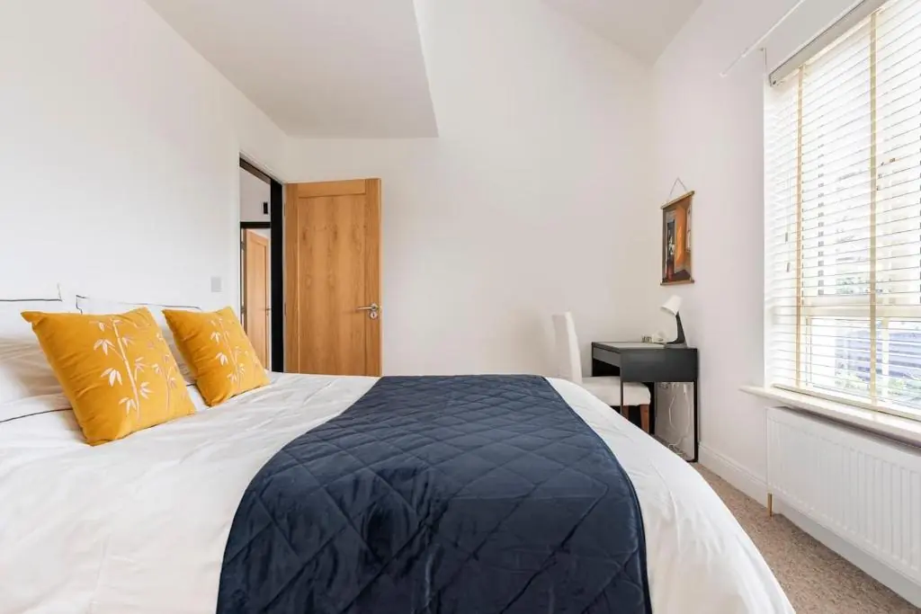 King bedroom en-suit bathroom