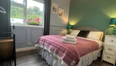 PINEBROOK House Double bed Small En-suite room beautiful garden