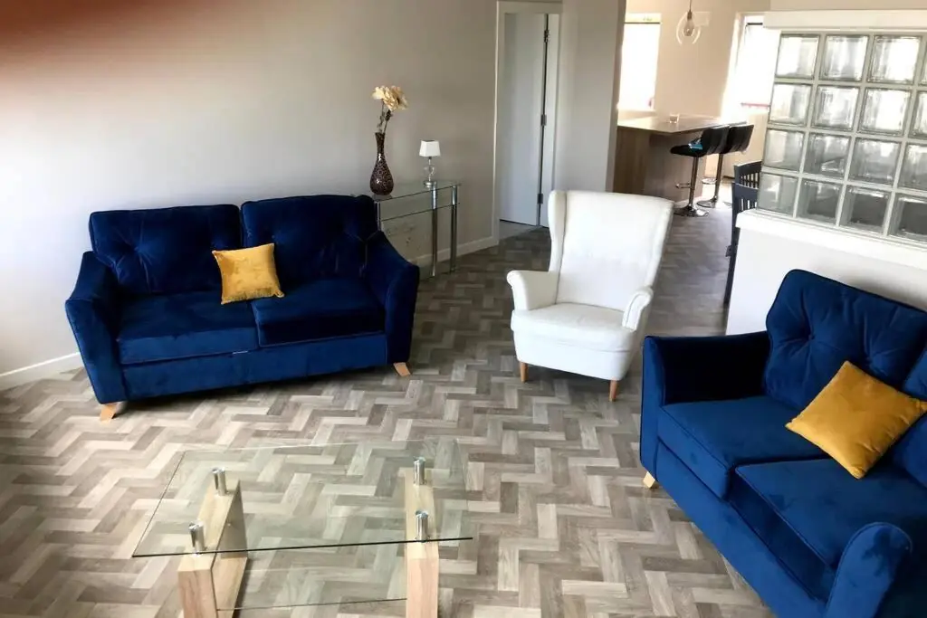 Stylish 3 Bed Apartment with Lough Atalia Views