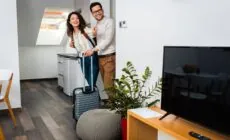 Un couple en Irlande souhaitant regarder la télévision - zoranzeremski - Envato