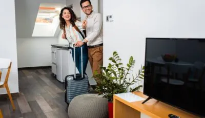 Un couple en Irlande souhaitant regarder la télévision - zoranzeremski - Envato