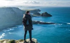 Un homme qui fait face à la vue sur la Chaussée des Géants - Felix Meynet sur Unsplash