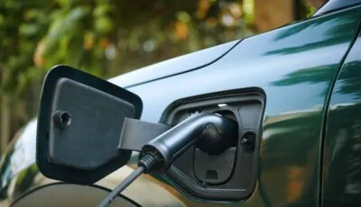 Une voiture électrique en Irlande en pleine recharge - DragonImages - Envato