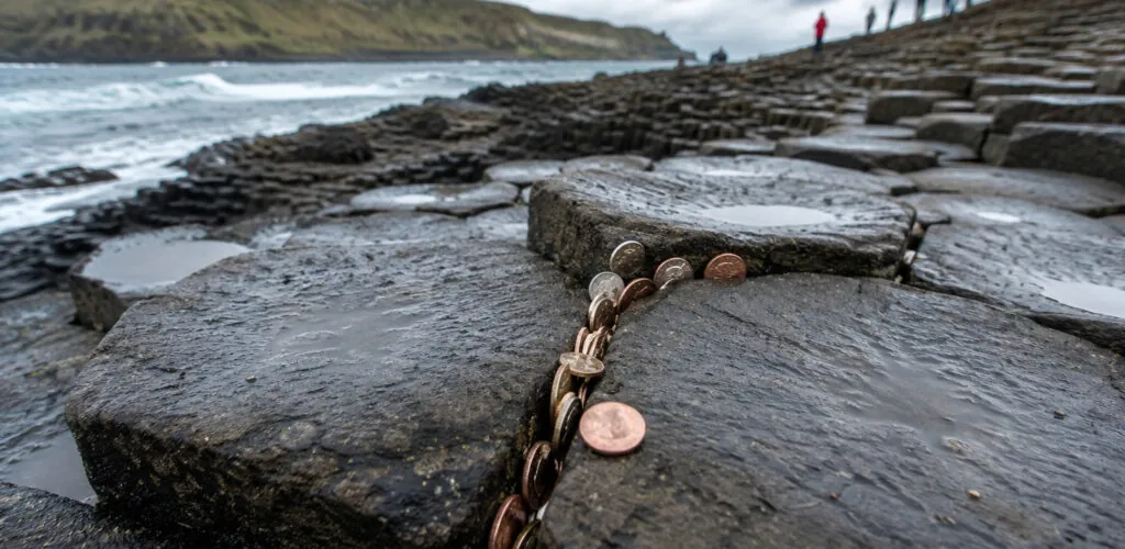 Irlande du Nord : des touristes ont disséminés plus de 10 000 pièces dans la Chaussée des Géants