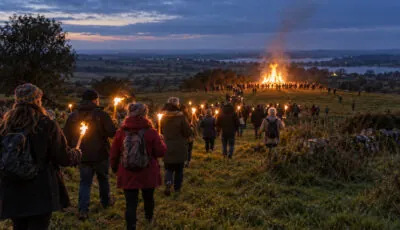 Procession aux flambeaux vers le feu de Samhain sur la colline d’Uisneach -Go-to-Ireland.com