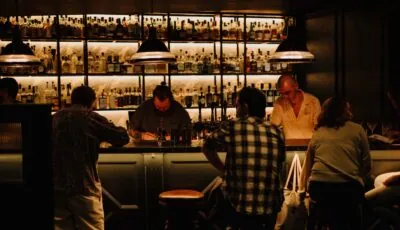 Le comptoir du Bar 1661 à Dublin, avec ses bouteilles et ses clients