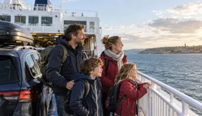 Famille avec deux enfants voyageant en ferry avec sa voiture vers l’Irlande
