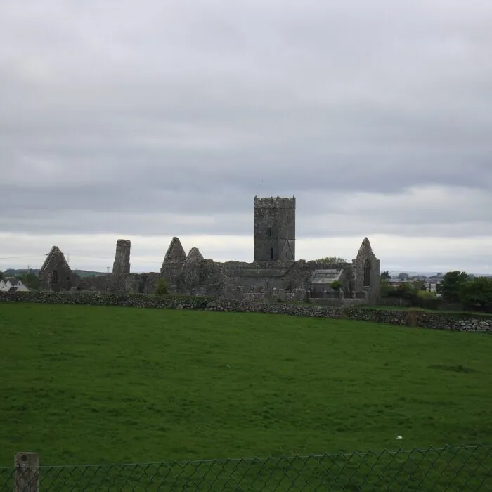 Ruines de Clare Abbey près d’Ennis dans le comté de Clare