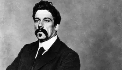 Portrait en noir et blanc de l’écrivain et dramaturge irlandais J. M. Synge