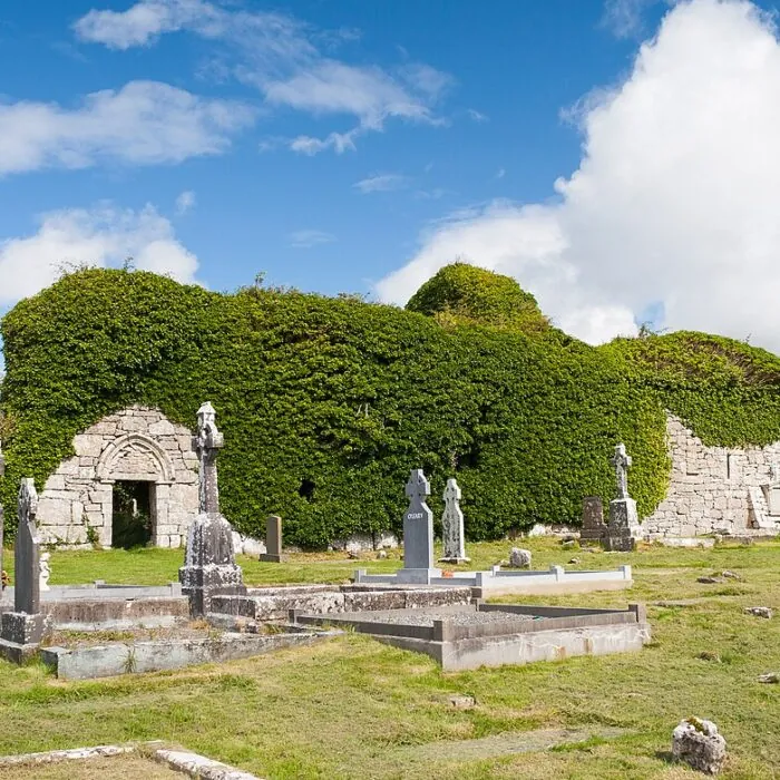 Ruines de Noughaval Church dans le Burren, comté de Clare