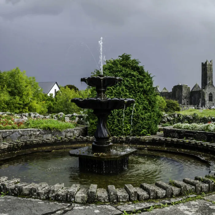 Ruines de Quin Friary dans le comté de Clare en Irlande