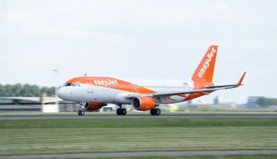 Airbus A320 easyJet au décollage à Amsterdam-Schiphol, photographié par RubenVanKuik.