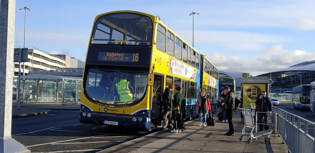 Irlande – À Dublin, un chauffeur de bus vole la vedette aux avions dans une vidéo cocasse